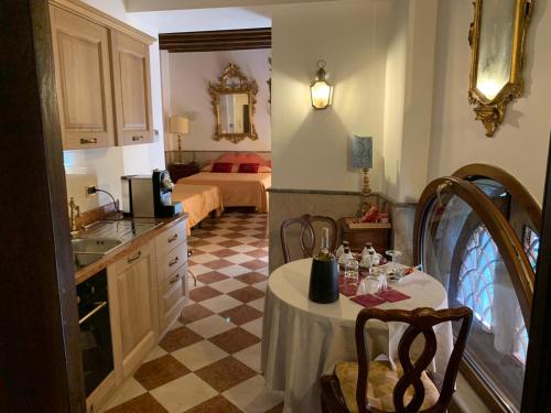 uma cozinha com uma mesa e um quarto com uma cama em Luxury Apartment in San Marco with Canal View em Veneza