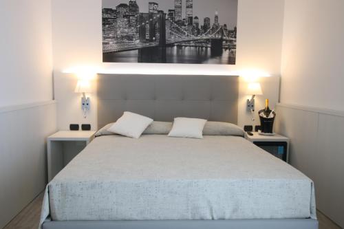 una camera da letto con un grande letto con due comodini di Eraclea Palace Hotel 4 stelle S a Eraclea Mare