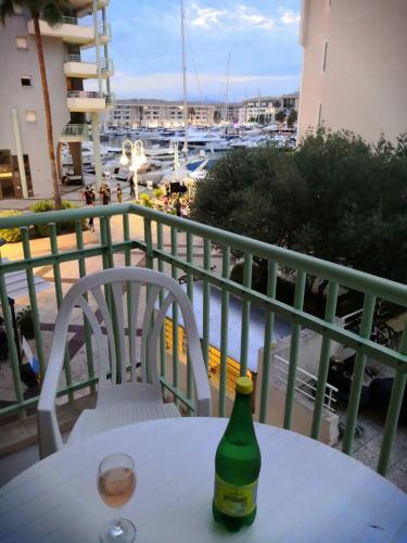- une bouteille de vin assise sur une table sur un balcon dans l'établissement Vue sur Port Fréjus, à Fréjus