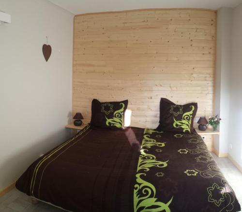 a bedroom with two beds with black and green sheets at Gite du Walsbach in Munster