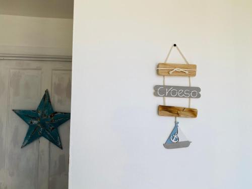 a wall with a sign and a blue star at Driftwood Seagrass in Par