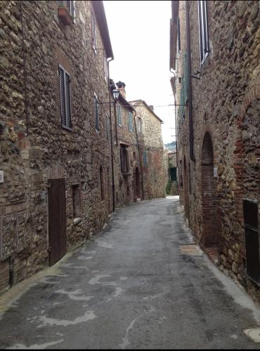 an alley between two stone buildings in an alley way at Rosa di Maggio in Pari