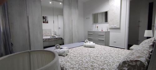 a bathroom with two white towels on the floor at LA TERRAZZA in Falconara Marittima