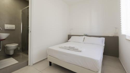 アルカモ・マリーナにあるVisitsicilia Azzurra Mareのベッドとシャワーのある小さな寝室