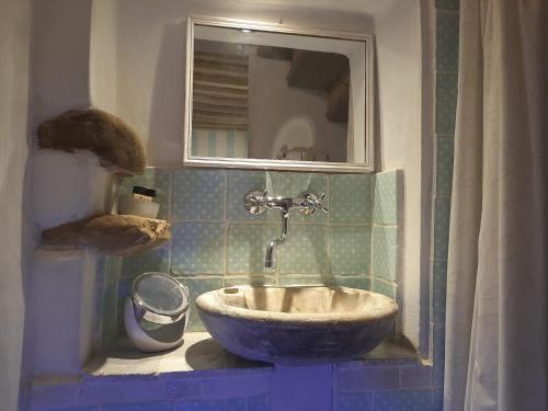 baño con lavabo en la esquina en MY HOME SCARPERIA, en Scarperia