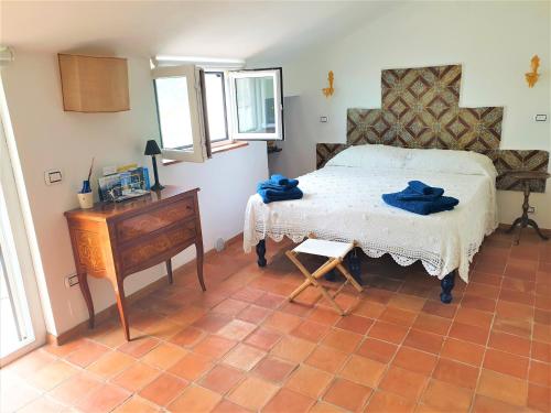 una camera con letto, tavolo e finestra di MARATEA SUNSET SUITE a Maratea
