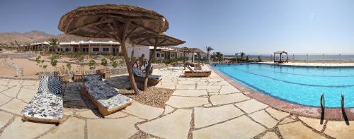 un complejo con piscina y complejo en Sea View at Canyon Estate, en Dahab