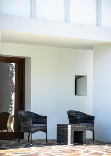 two chairs and a table in a room at A Casa da Botica in Samos