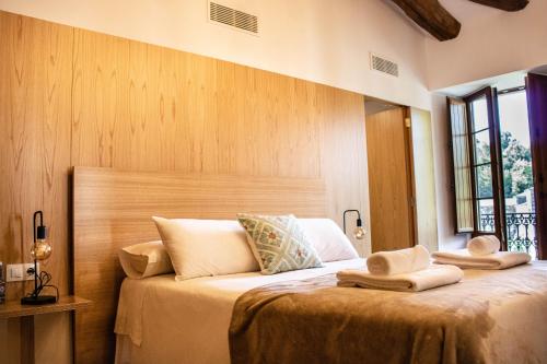 a bedroom with a bed with towels on it at A Casa da Botica in Samos
