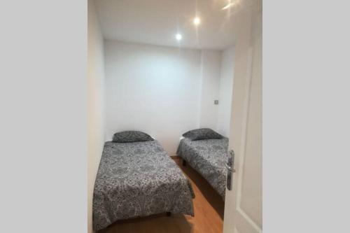 een slaapkamer met 2 bedden in een kamer bij Acogedor apartamento familiar in Marbella