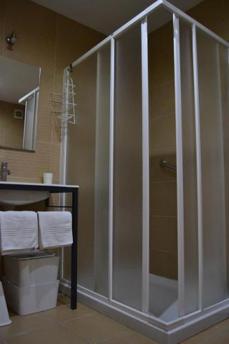 a glass shower in a bathroom with a sink at Cerca da Vitoria 2 Sesimbra in Sesimbra