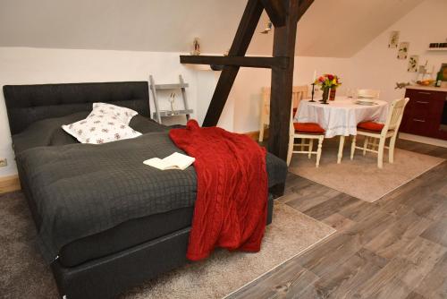 מיטה או מיטות בחדר ב-Ferienwohnung Axcher Hof