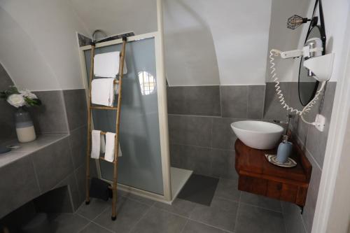 un bagno con lavandino e doccia di DUE PASSI DAL BORGO ANTICO 3 a Bari