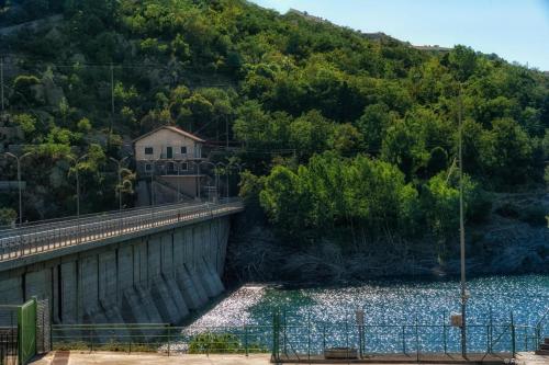 a dam with a house on the side of a mountain at B&B al centro storico in Troina