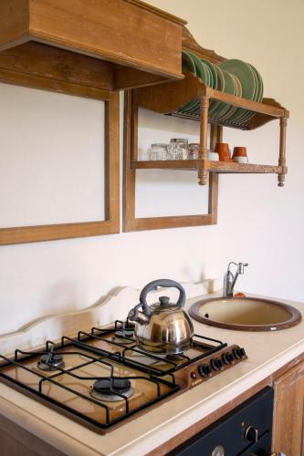 a tea kettle on a stove top in a kitchen at Palazzo del Diplomatico in Belmonte Calabro