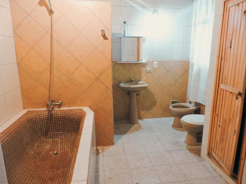 派桑杜Hostel Lazy Gaucho的带淋浴、马桶和水槽的浴室