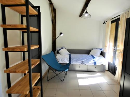 - une chambre avec des lits superposés et une chaise bleue dans l'établissement La Fournière de Jean - La Téouleyre, à Saint-Julien-en-Born