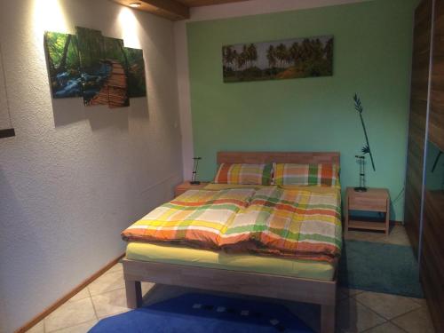 1 dormitorio con 1 cama y pinturas en la pared en Urlaub mit Blick auf Schiltachs Fachwerkhäuser, en Schiltach