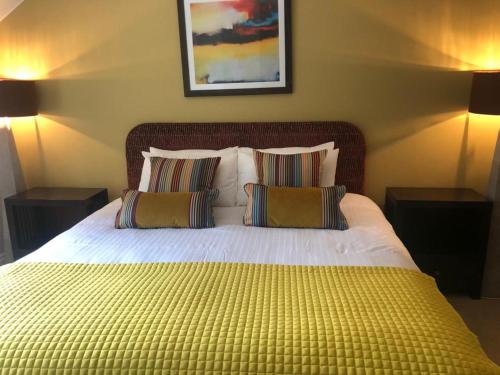 1 dormitorio con 1 cama grande y 2 almohadas en Cromwells Court, en Kenmare