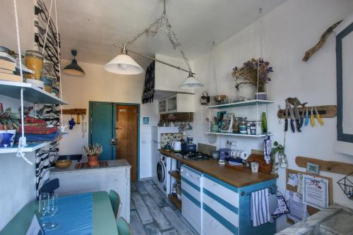 O bucătărie sau chicinetă la Your seaside flat