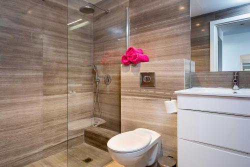 Kúpeľňa v ubytovaní Rav Kook Luxury Complex - 4BDR