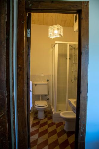 a bathroom with a toilet and a shower and a sink at Palazzo del Diplomatico in Belmonte Calabro