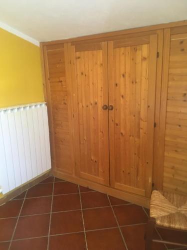 a room with wooden cabinets and a tiled floor at Appartamento Rosa in Montale