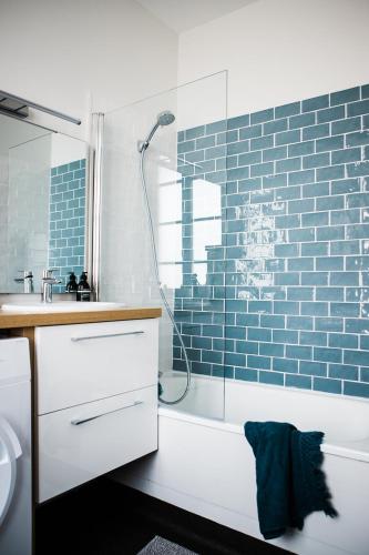 une salle de bain avec une douche, une baignoire et un lavabo dans l'établissement L'intemporel/T2 lumineux rénové et équipé/centre ville, à Fontenay-le-Comte