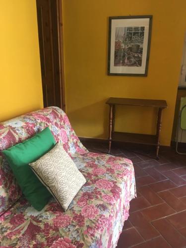 MontaleにあるAppartamento Margheritaのソファ(緑と白の枕付)