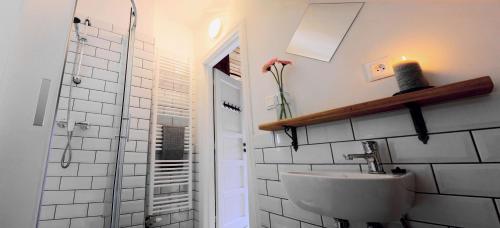 y baño con lavabo y ducha. en Liptov Lodge en Bodice