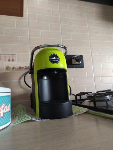 a green toaster sitting on top of a counter at La dimora dei Sanniti in Busso