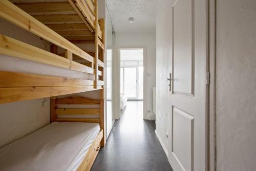 a hallway with wooden bunk beds and a door at Appartement 4 personnes (+1) LES 2 ALPES in Mont-de-Lans
