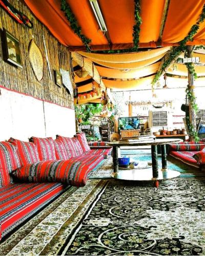 een kamer met banken, een tafel en een bank bij Misfah Heritage House in Misfāh
