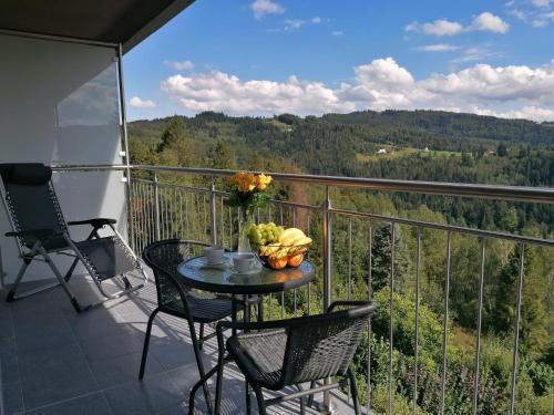 einen Tisch und Stühle auf einem Balkon mit Aussicht in der Unterkunft Apartament widokowy ul Bukowa Wisła in Wisła