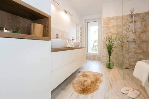 Kúpeľňa v ubytovaní BL - The Penthouse, 24hr Self Check-in, 2 Bedrooms, Fireplace, AC, Panoramic View from main Balcony, 3-minute walk to City Center