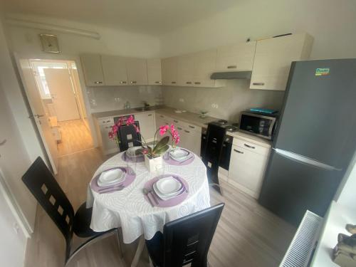 A kitchen or kitchenette at Einfamillienhaus