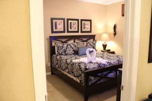 a bedroom with a bed with a swan on it at Viz Cay Apartment 202 in Orlando