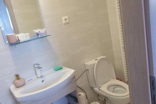 uma casa de banho com um WC branco e um lavatório. em Útulný apartman Kmeťova em Košice