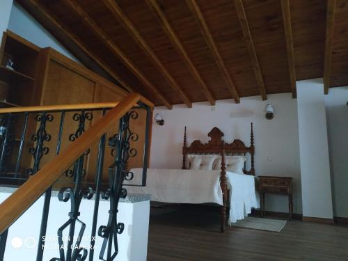 ein Schlafzimmer mit einem Bett in einem Zimmer mit einer Treppe in der Unterkunft Retiro do Caçador in Reguengos de Monsaraz