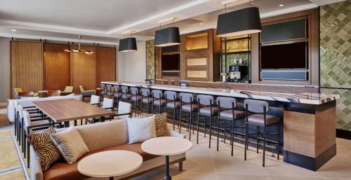 Lounge nebo bar v ubytování Hyatt House Chicago Medical/University District