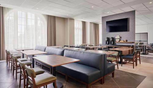 Hyatt Place Chicago Medical/University District Image