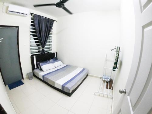 een slaapkamer met een bed en een raam bij AYNA Homestay 5 minutes to Marang Jetty in Marang
