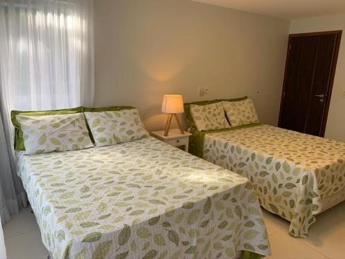 Säng eller sängar i ett rum på Resort Villas do Pratagy