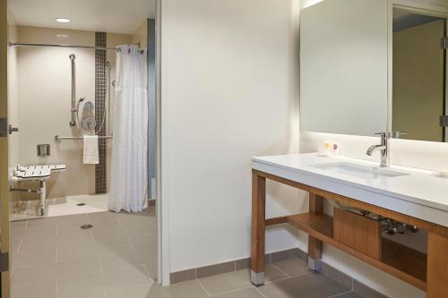 een badkamer met een wastafel en een douche bij Hyatt Place Toronto/Mississauga Centre in Mississauga