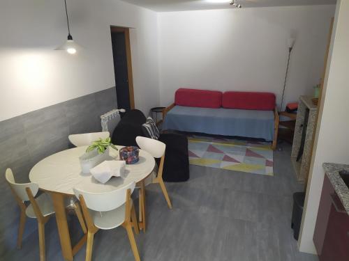 ein kleines Zimmer mit einem Tisch und einem Bett in der Unterkunft Turismo Rural Macieira Brava in Guarda