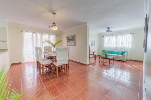 uma sala de jantar e sala de estar com mesa e cadeiras em Sosua Sweet Vacations em Sosúa