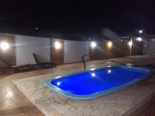 eine große blaue Badewanne auf einer Terrasse in der Nacht in der Unterkunft Casa R7 in Maricá