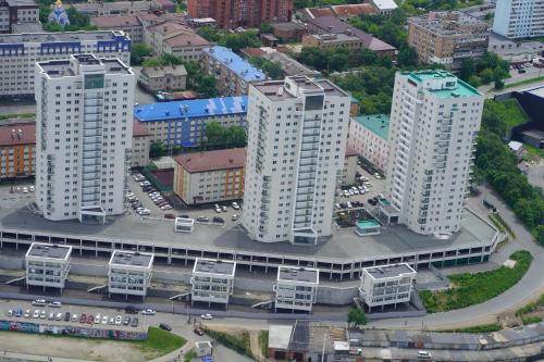 uma vista aérea de edifícios altos numa cidade em EP Boutique Hotel em Vladivostok