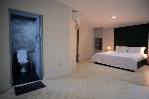 曼谷的住宿－Silom Apartment Close to BTS +WIFI+Netflix，卧室配有白色的床和卫生间