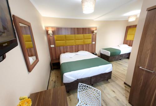 Een bed of bedden in een kamer bij Sun Hotel